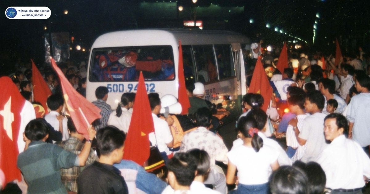 Hình ảnh “Đi bão” lần đầu tiên khi đội tuyển bóng đá đoạt huy chương bạc tại SEA Games năm 1995