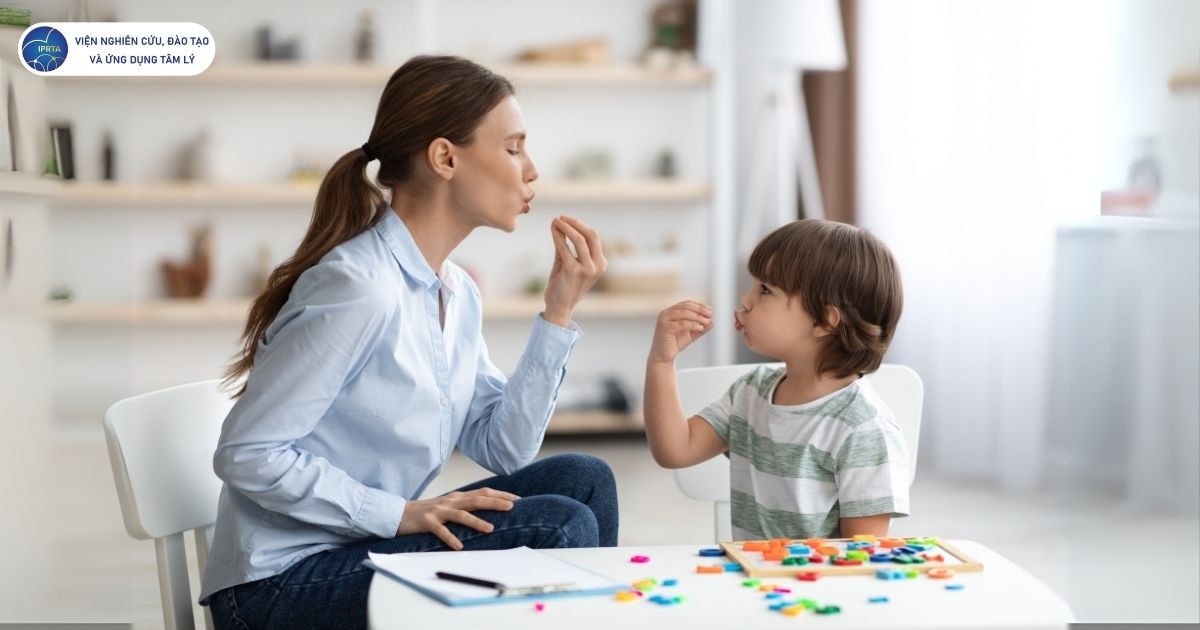 Rối loạn ngôn ngữ ảnh hưởng đến sự phát triển của trẻ bằng cách gây khó khăn trong giao tiếp, hạn chế khả năng biểu đạt, cản trở tương tác xã hội và làm suy giảm sự tự tin cũng như tiến trình học tập.