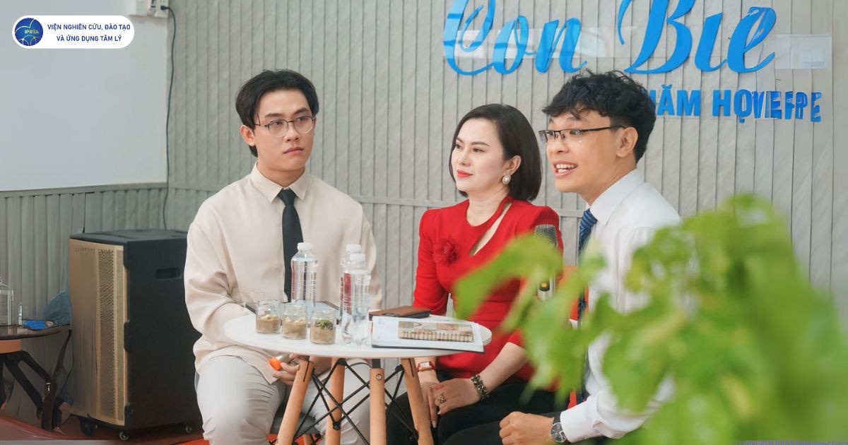 Tổ chức các buổi tọa đàm và giao lưu nhằm tạo cơ hội trao đổi, chia sẻ kinh nghiệm và nâng cao nhận thức về các vấn đề tâm lý học đường.