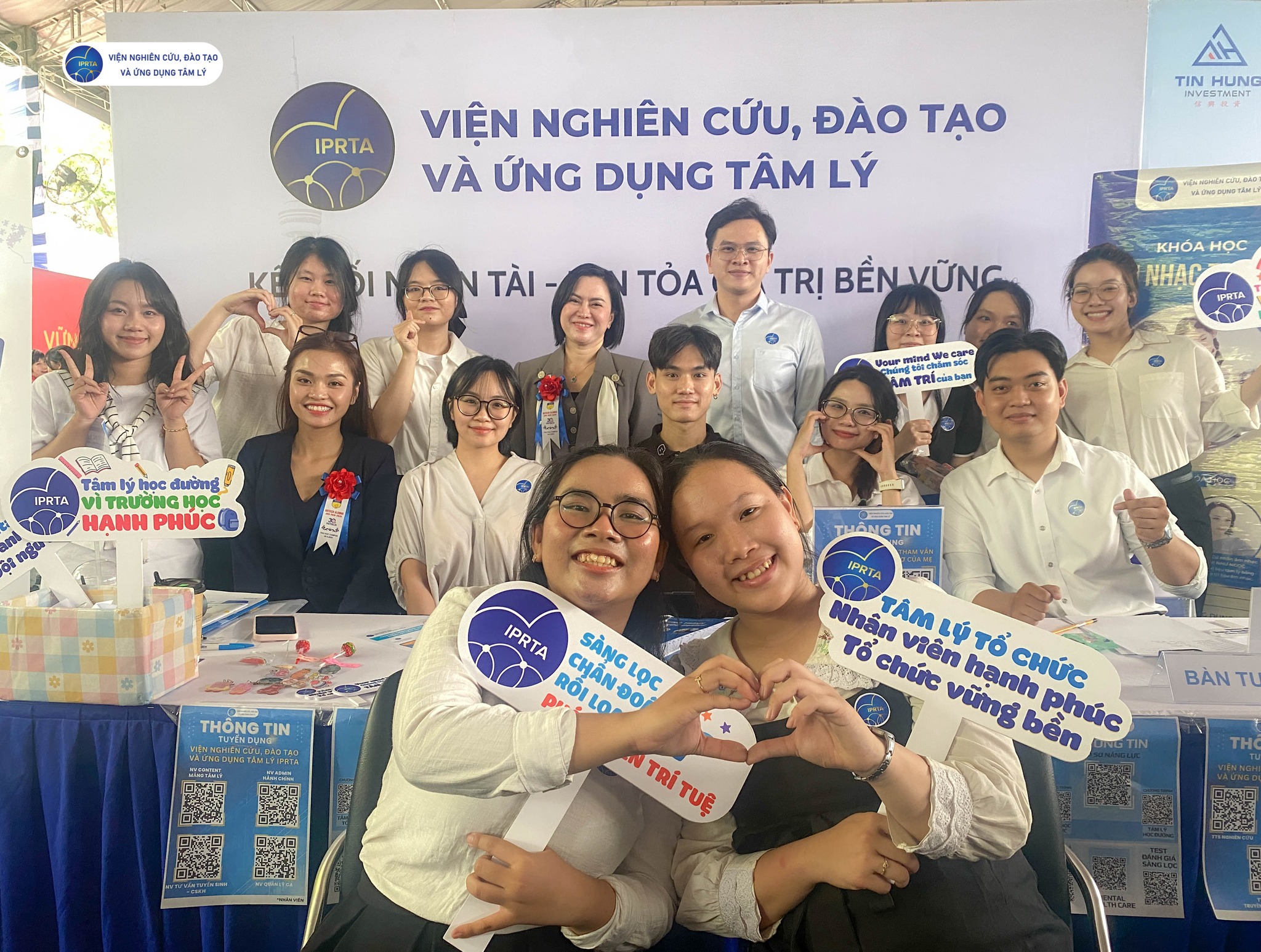 Sinh viên tham quan và nhận tư vấn nghề nghiệp tại gian hàng của Viện Tâm lý IPRTA trong khuôn khổ HUTECH Alumni Job Fair 2025, diễn ra tại Trung tâm Đào tạo Nhân lực chất lượng cao, Khu Công nghệ cao TP.HCM.