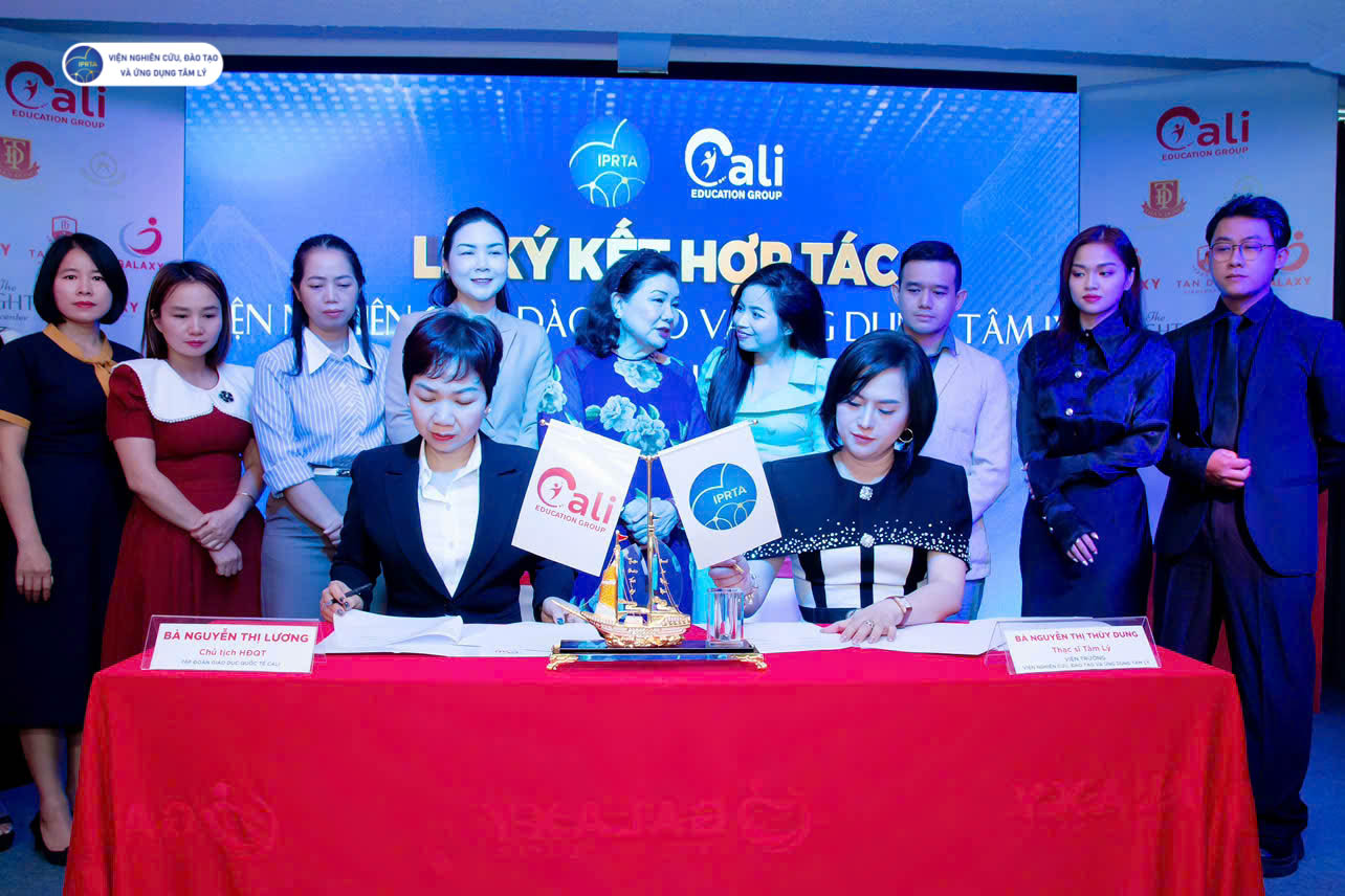 Bà Nguyễn Thị Thùy Dung – Viện trưởng Viện IPRTA và Bà Nguyễn Thị Lượng – Chủ tịch HĐQT Tập đoàn Giáo dục Quốc tế CaLi ký kết Biên bản ghi nhớ hợp tác chiến lược, dưới sự chứng kiến của đại diện hai đơn vị trong lễ ký kết diễn ra trang trọng tại TP.HCM.