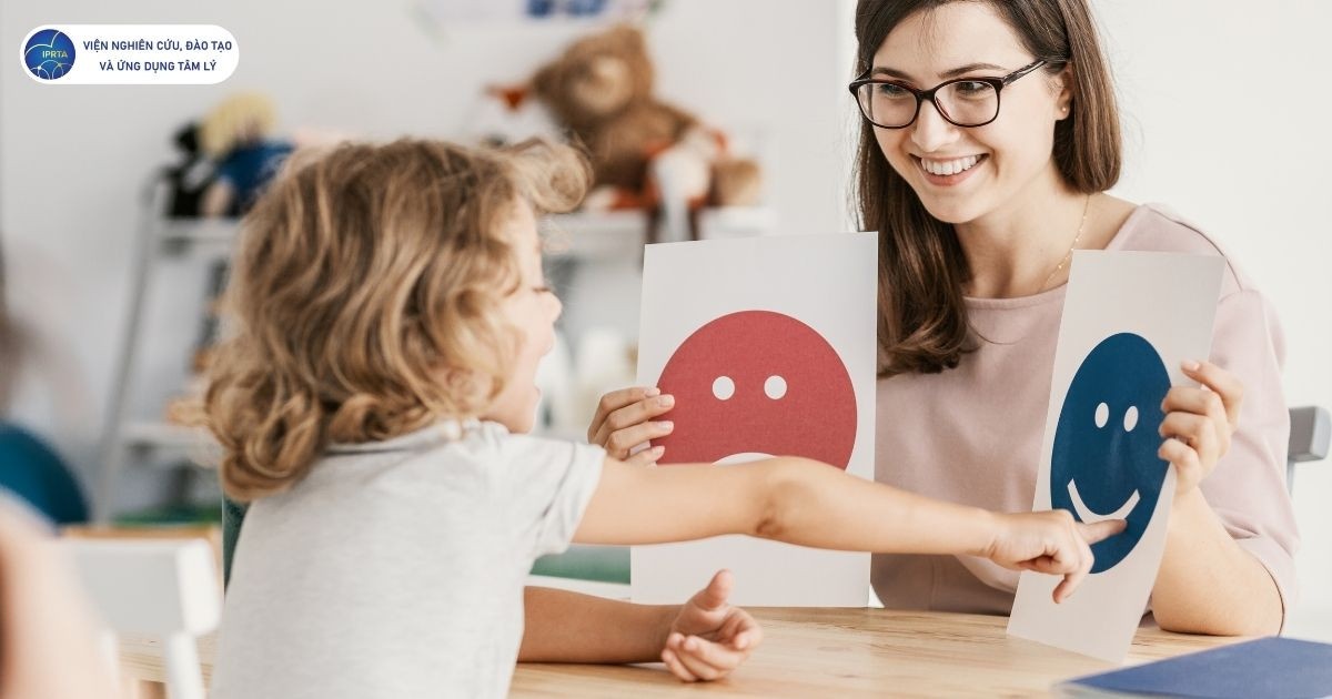Mặc dù ASD và ADHD có những điểm tương đồng về hành vi và khó khăn trong học tập, nguyên nhân nền tảng và biểu hiện cốt lõi của mỗi rối loạn là khác nhau.